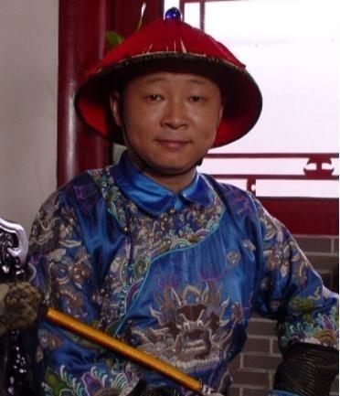 |扮演“太监”的四位演员，三位惟妙惟肖，唯独他演出了硬汉的感觉