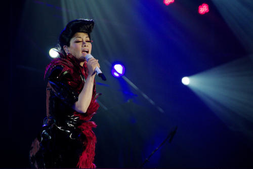 『韩红』80年代的歌手,歌曲红遍大江南北,韩红在演唱会上向她下跪