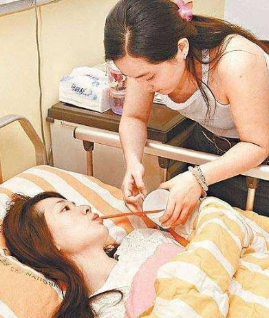 经纪人回应林志玲手术状况,躺在病床让人心疼,黑泽出面悉心照料她