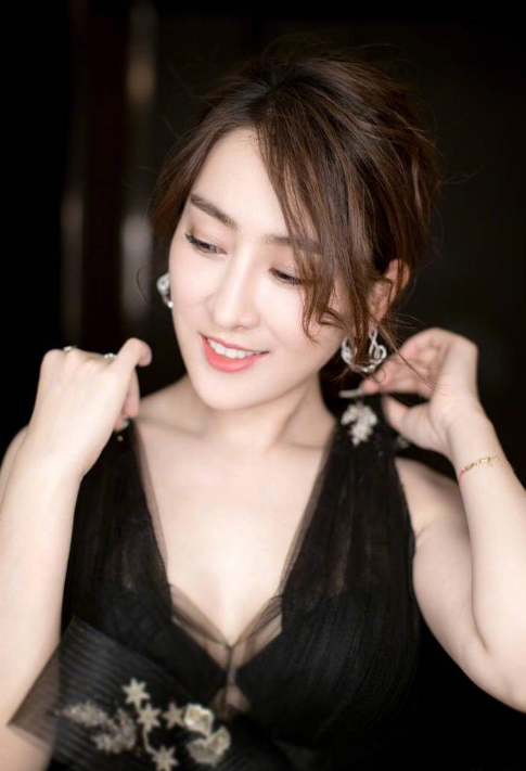 马苏|38岁的马苏有多真实？没了10级美颜滤镜后，网友：这不是我们村的村花吗？