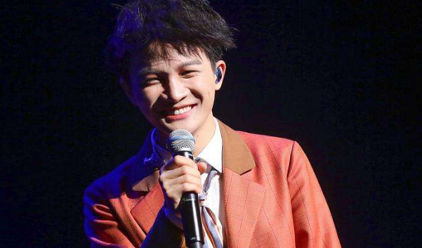 周深|平时不听乐队只听流行歌，循环播放很多次，周深表达过分耀眼的星