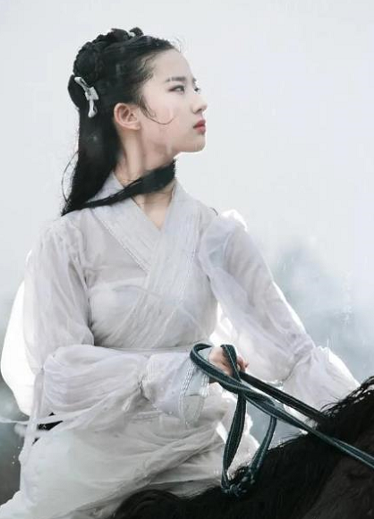 刘亦菲■刘亦菲“雨中骑马戏”为何被删？当看到她后背那刻，我就明白了