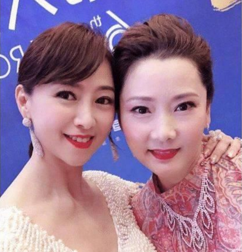 #何赛飞#当51岁翁虹撞上57岁何赛飞，网友：与其拼命扮嫩不如优雅老去