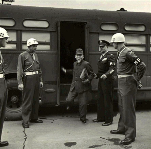 日军|镜头下真实的日寇:女子被强迫跪在墙角,平顶山惨案后尸横遍野