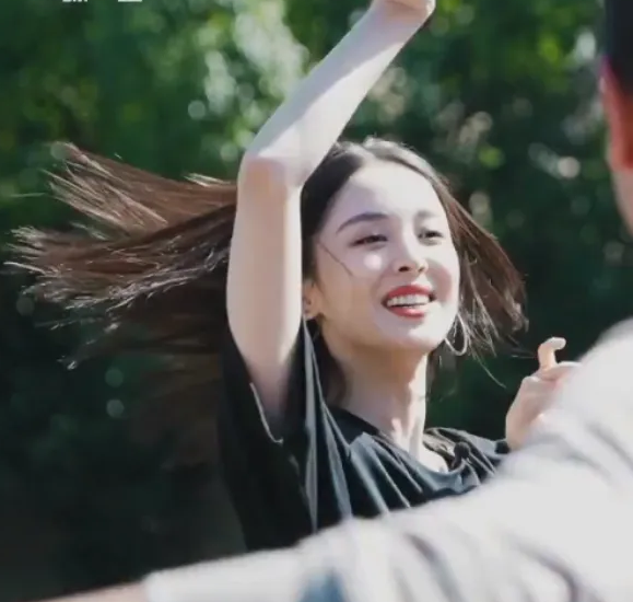 #古力娜扎#央视是最强“卸妆油”?离开美颜滤镜后,娜扎的生图比裸妆还真实