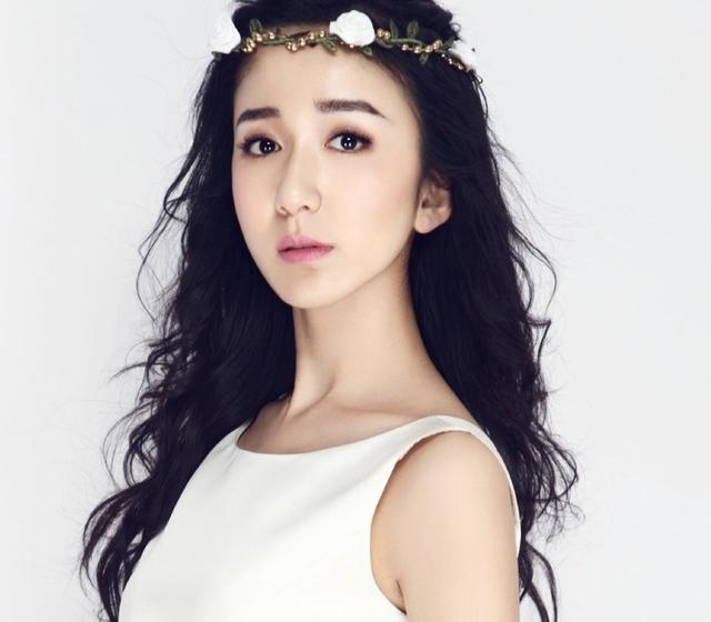 娄艺潇|?她才31岁脸就“崩了”？从来不承认整容，如今满脸硅胶感垮成“假人”