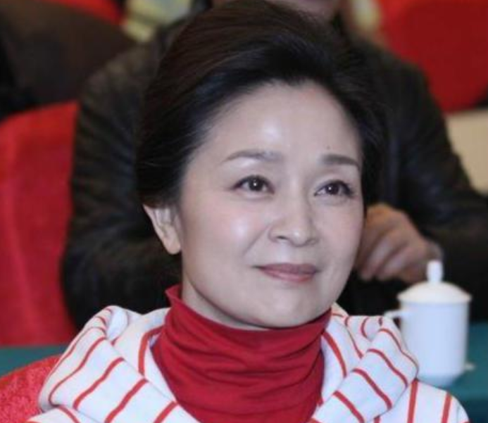 「刘莉莉」62岁刘莉莉全家照，女儿漂亮老公是他，比自己还小4岁