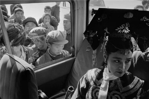 科勒·卡戴珊|无法重拍瞬间：图2是刚出道的张国荣，图8是摁周润发嫩脸的王祖贤