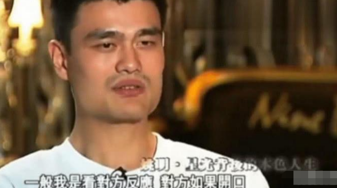 姚明：鲁豫曾质问姚明，跟中国人交流还需要用英语吗？姚明一句话噎住鲁豫