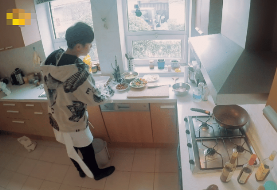 『张若昀』张若昀录节目暴露自己的家，依旧住在农村，客厅的红绿灯成亮点！