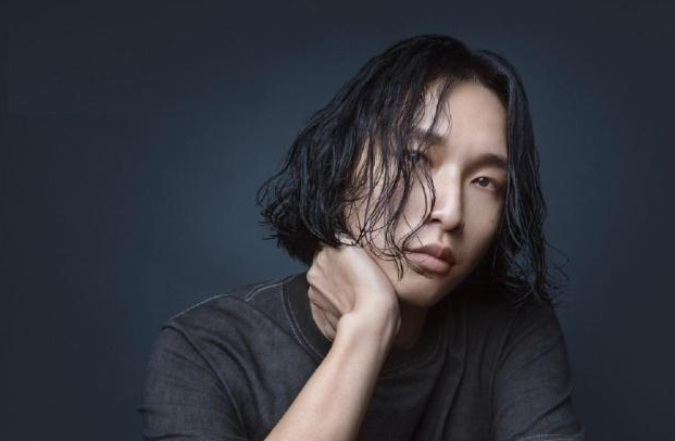 郭顶|一举打破以往既定的“苦情风”！?独特的唱法深情的表演，这首歌有着独特的灵魂