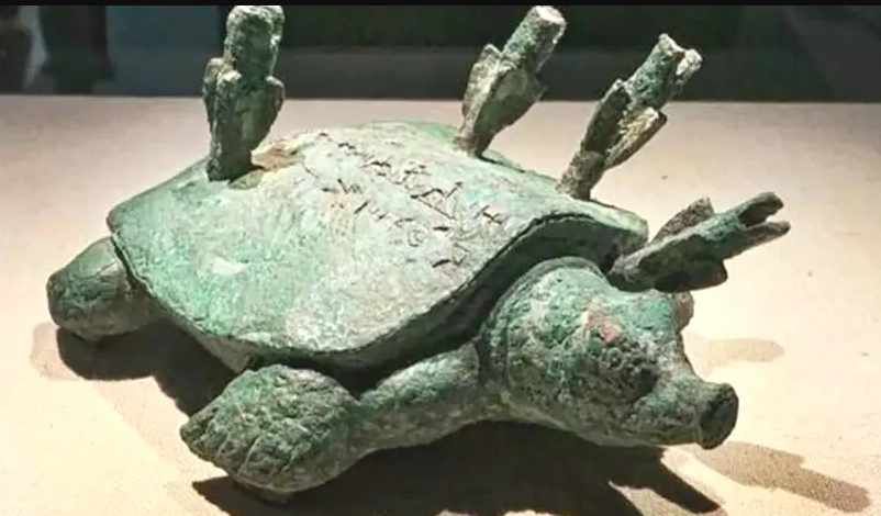 |河南老伯钓鱼钓出“乌龟”，龟背插着4支铜箭，专家：钓了18亿