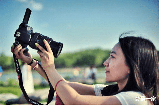 软件：不敢随便自拍了？继AI换脸后，“一键去衣”功能出现，女性难接受