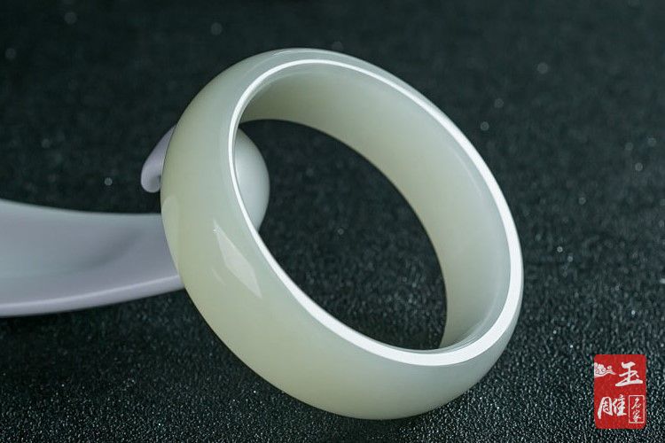 「」和田玉手镯什么颜色好?带你了解最好的和田玉手镯颜色