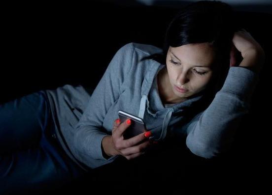 皮肤瘙痒■肝内藏毒，手先知，手上若出现4个变化，提示你要排肝毒了