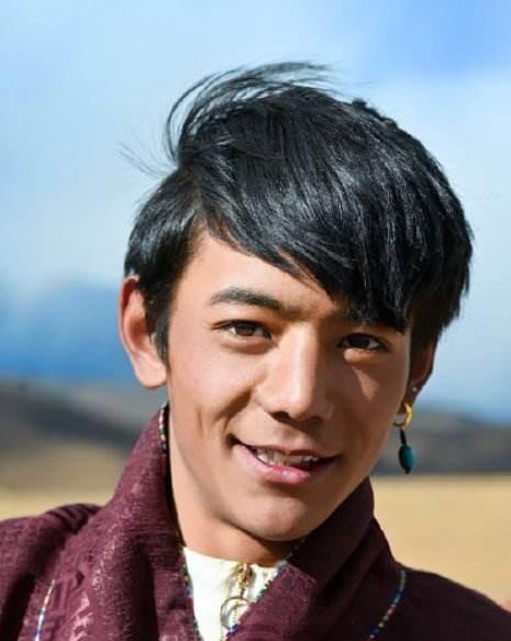 桃校俊 理塘丁真被曝抽烟，央视官媒犀利批评，网友怒骂：德不配位！