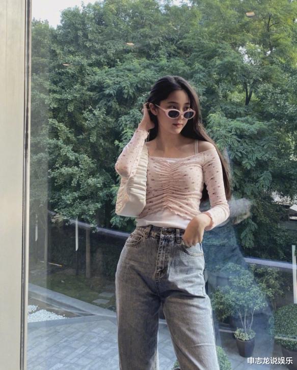 欧阳娜娜|有种发育过剩叫欧阳娜娜的手,看到她伸开手掌的形状,是个巨人吧