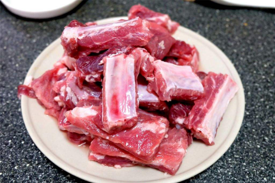 「排骨」买排骨时,聪明人不选“这3种”,肉摊老板表面笑脸,却气得骂人