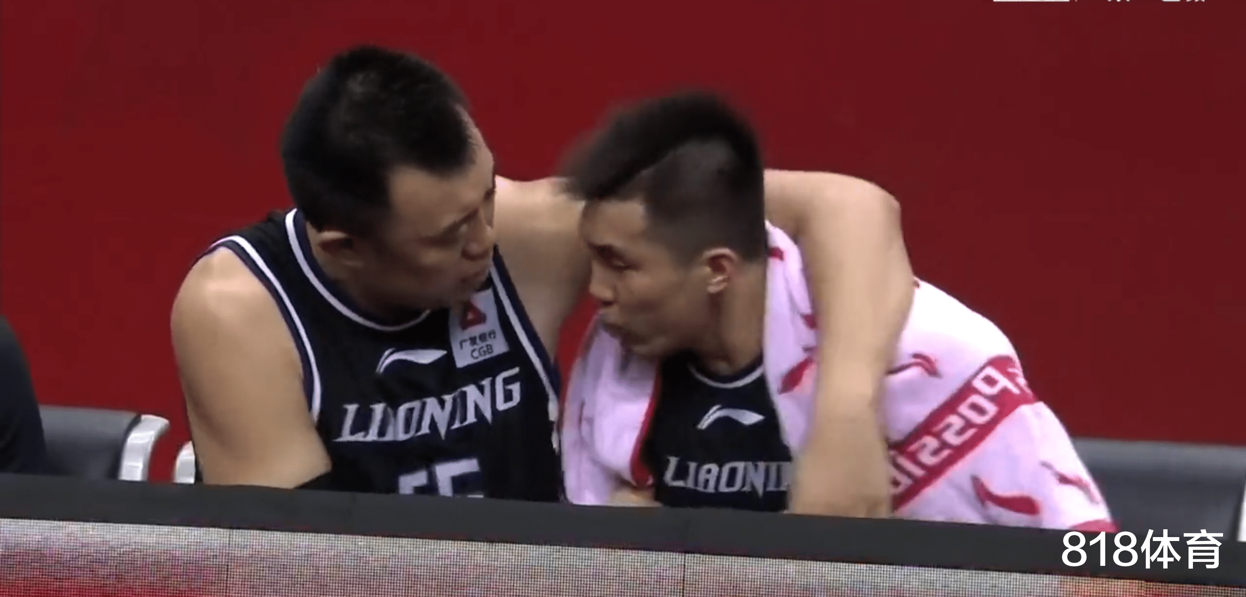 郭艾伦|唐突美人! 郭艾伦领先30分提前离场, 美女记者: 干啥去, 大侄子: 尿尿