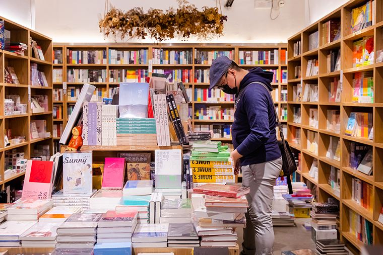 「书店」尴尬!一家长举报教师指定书店购买教辅资料,竟被其他家长指责!