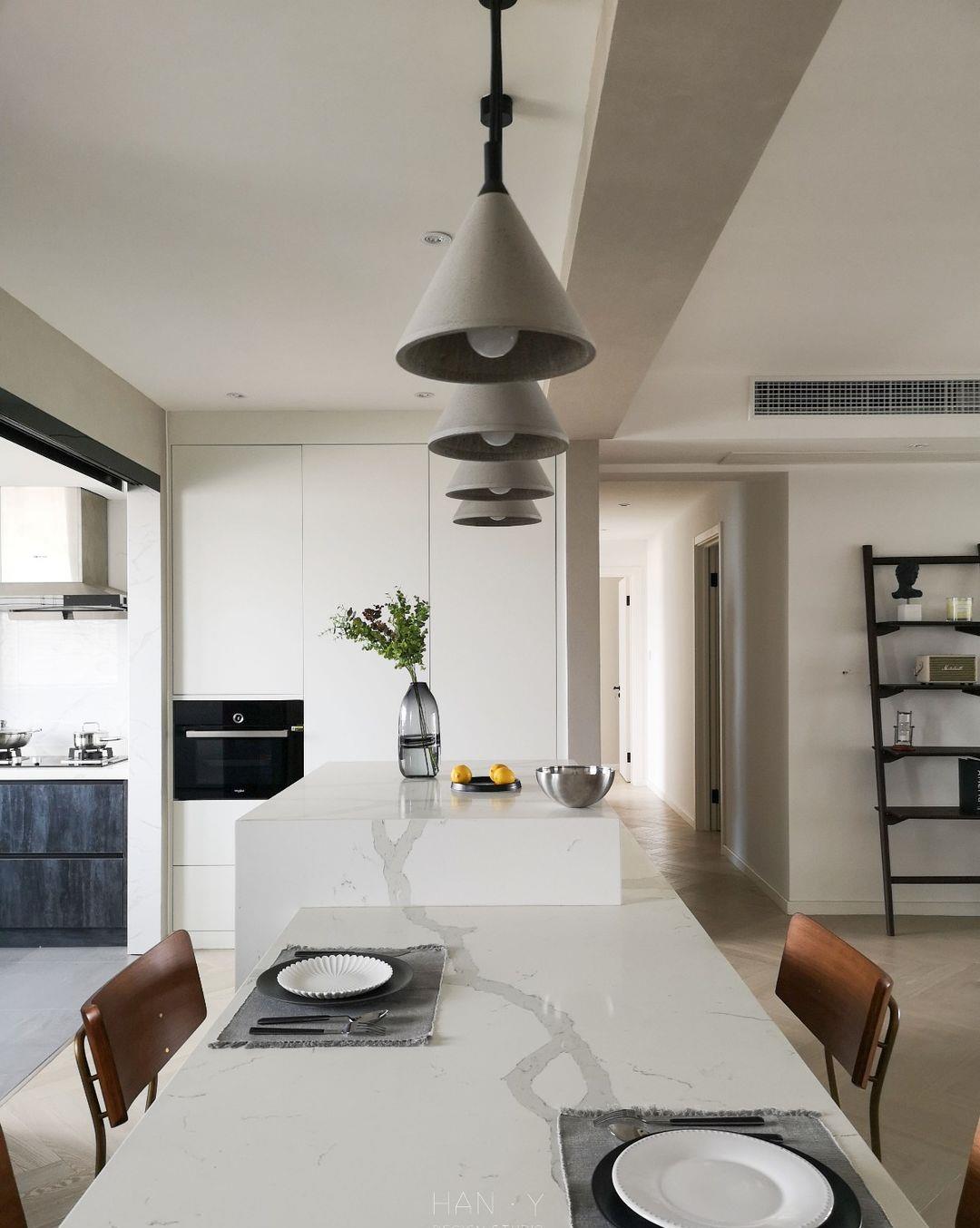 |165㎡的家，坚持沙发不靠墙，阳台可观海，小资生活充满悠闲惬意