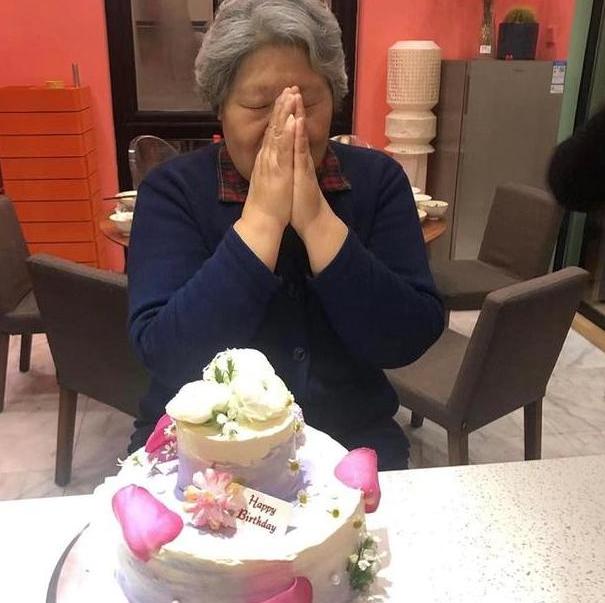 |走进王菲在北京的家，跟女儿住3层欧式别墅，平均一人住一层半