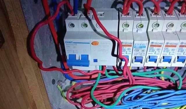 【】家装电工把厨卫做一个回路,可以吗?安全吗?正确做法是什么?