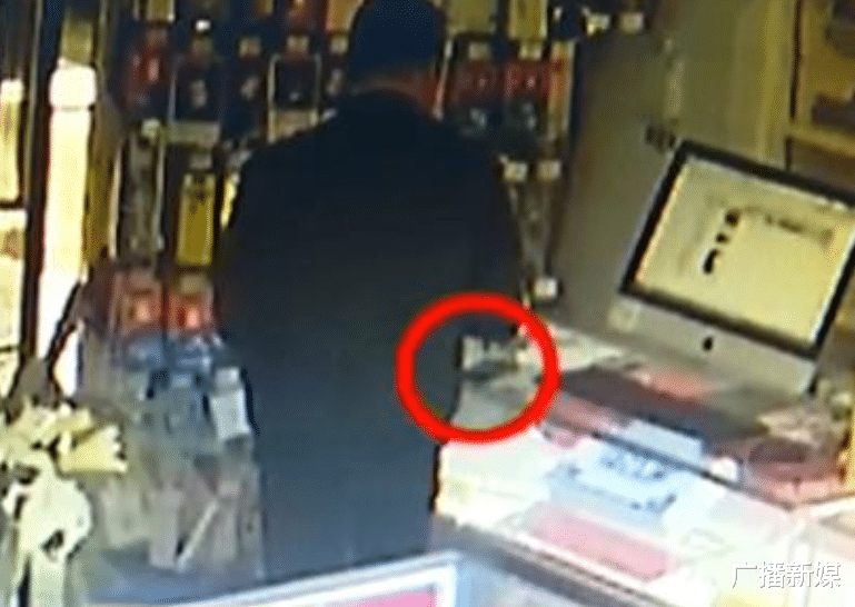 广播新媒|男子去学校处理孩子打架事件,谁知半路就被民警带走了,只因将手伸向了手机