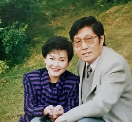 李谷一|付笛声陪恩师李谷一送老伴肖卓能最后一程