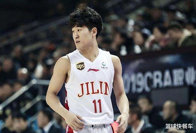 姜伟泽▲三分球24中24！男篮00后新星太稳了 别忘了他才只有20岁