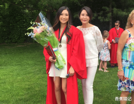 叶玉卿|叶玉卿女儿近照曝光，20出头身材不输妈妈，网友感叹基因好强大