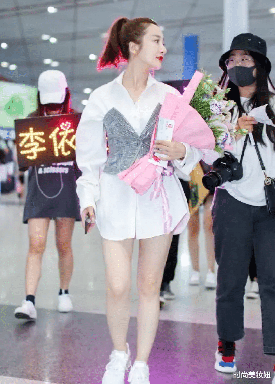 旗袍|李依晓终于穿旗袍了，红色刺绣旗袍裙配高马尾，大红唇气质惊艳