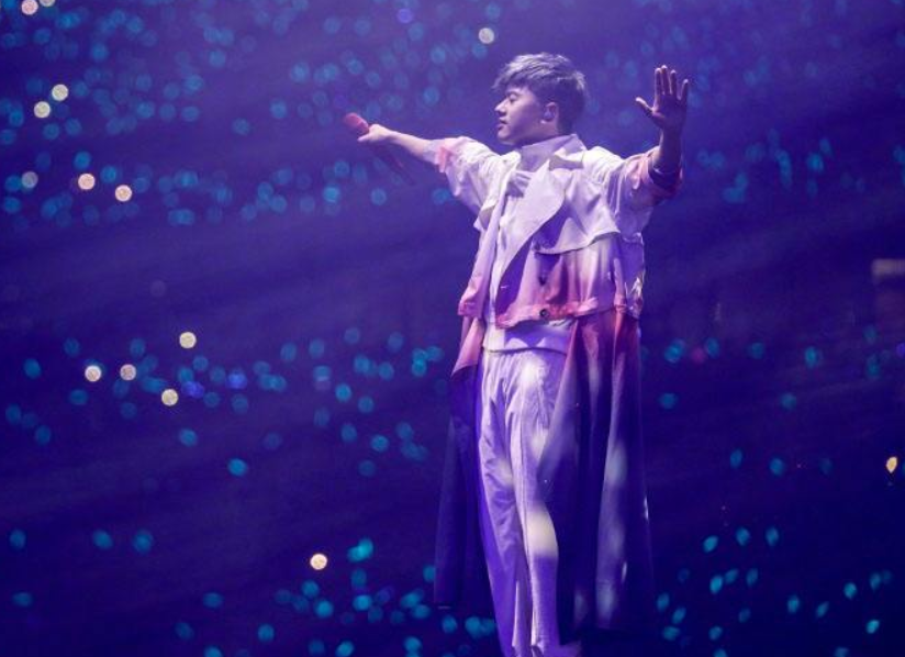 演唱会：以为自己很红，跑到鸟巢开演唱会，结果没赚钱，还欠下千万债务