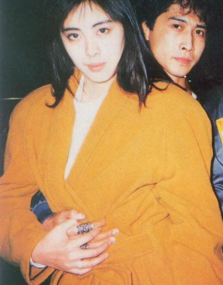 王祖贤|53岁王祖贤携友人逛街，身材圆润岁月催人，乍一看犹如街边老太