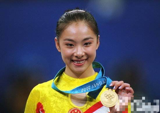 「刘璇」“体操皇后”刘璇41岁怀二胎，丈夫陪伴挺巨肚现身，身体素质超强走路带风