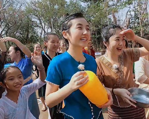 「张子枫」张子枫在蘑菇屋学习时，谁看到她的练习册了？学霸都不敢信
