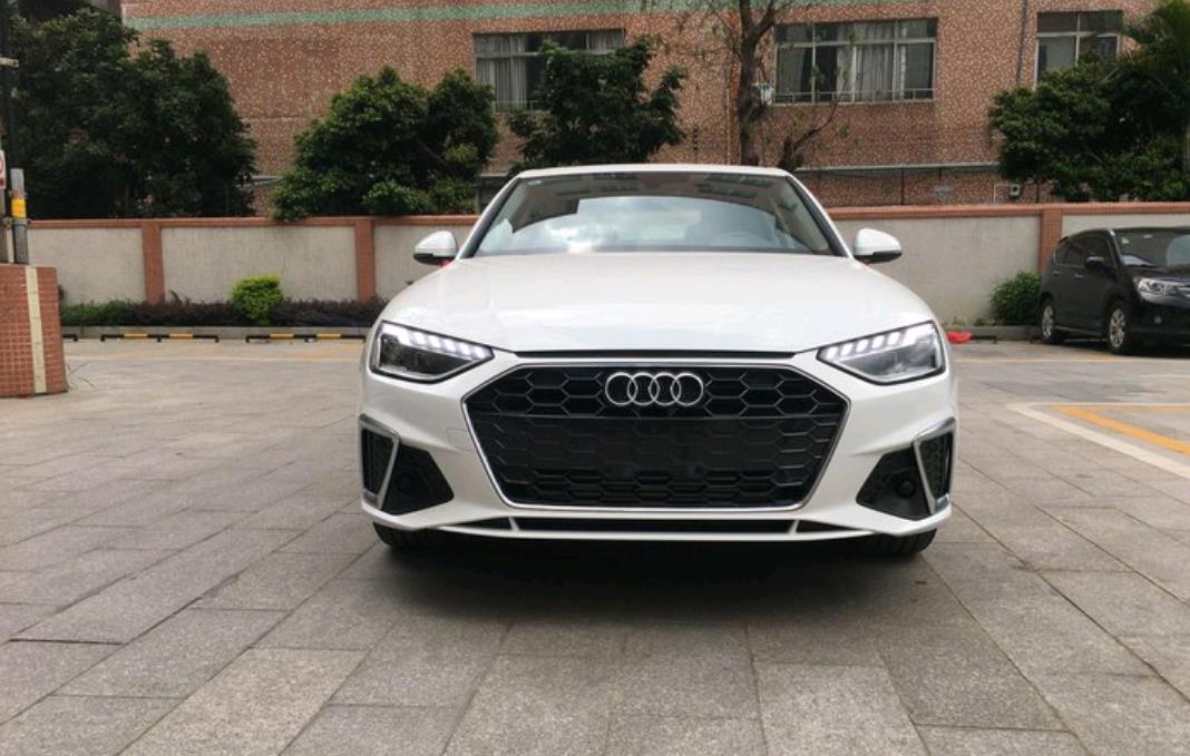 奥迪A4L@喜提2020款奥迪A4L，车主：油耗仅6.8L，分享2200公里用车感受