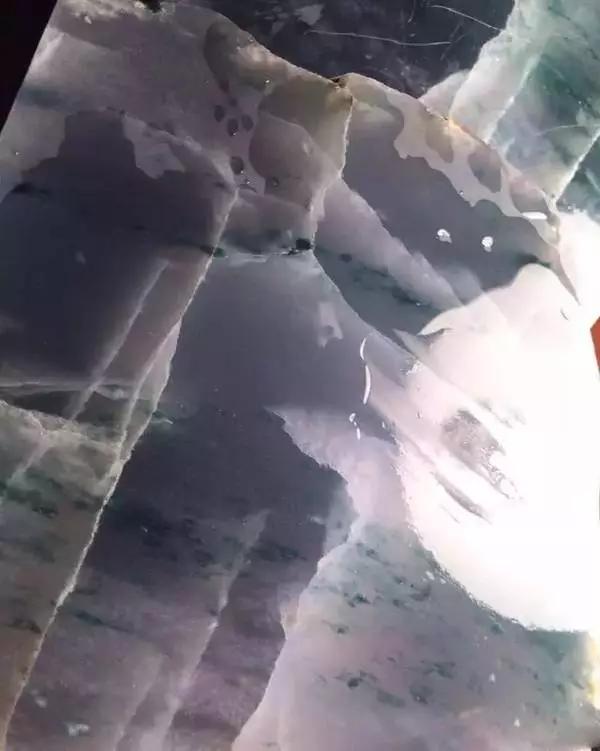 【翡翠】裂成狗的“烂翡翠”,居然切出两套高冰飘花,暴涨数十倍