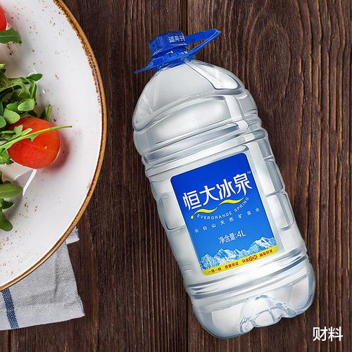 财料|又“一瓶水”惨淡收场？曾一众名流站台，砸60亿打广告，巨亏40亿