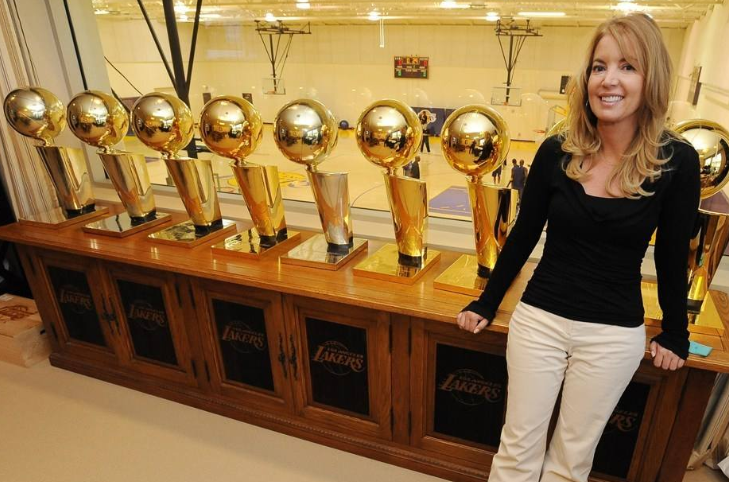 湖人队:恭喜湖人!又一强援火速加盟,珍妮阿姨公开示好,库兹马要加油了!