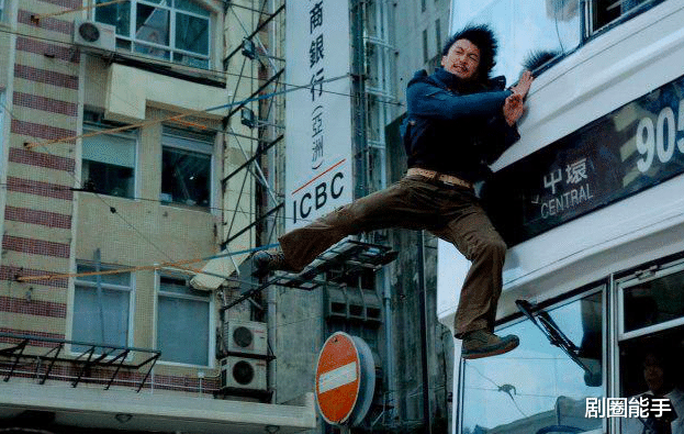 谢霆锋|影帝谢霆锋4年后再回归，湿发卷毛帅出新高度，力挺陈木胜遗作