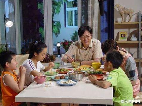 邓伦|还珠格格饭菜是假的，家有儿女也是假的，这部剧因为剧组穷，饭菜却是真的
