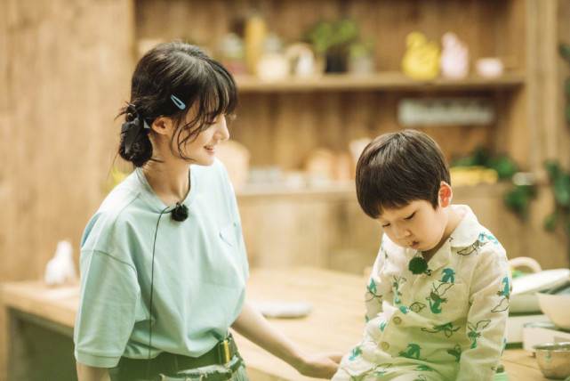 郑爽|郑爽打理发型有一手，参加综艺连换四款发型，怎么都看不厌！