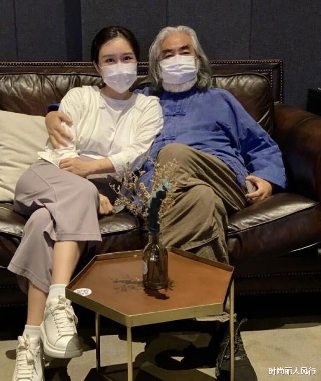 张纪中|张纪中娇妻晒合影！两人翘同款二郎腿现身私人影院，画风似两代人