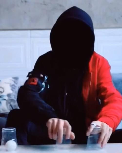 抖音|从不露脸却吸粉3000万，首次直播险翻车