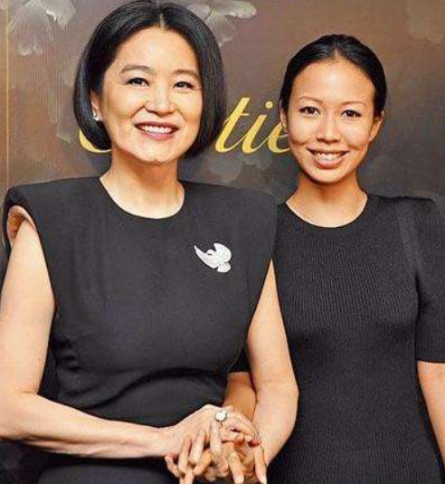 林青霞|林青霞“女儿”长大了？眉宇间的英气与笑容像极了年轻时的林青霞
