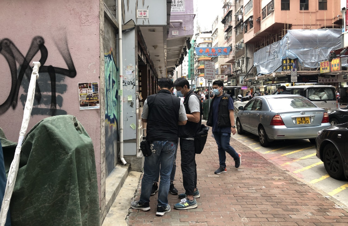 半岛晨报|男子砍死28岁妻子后跳楼身亡，5岁儿子伴母尸两日