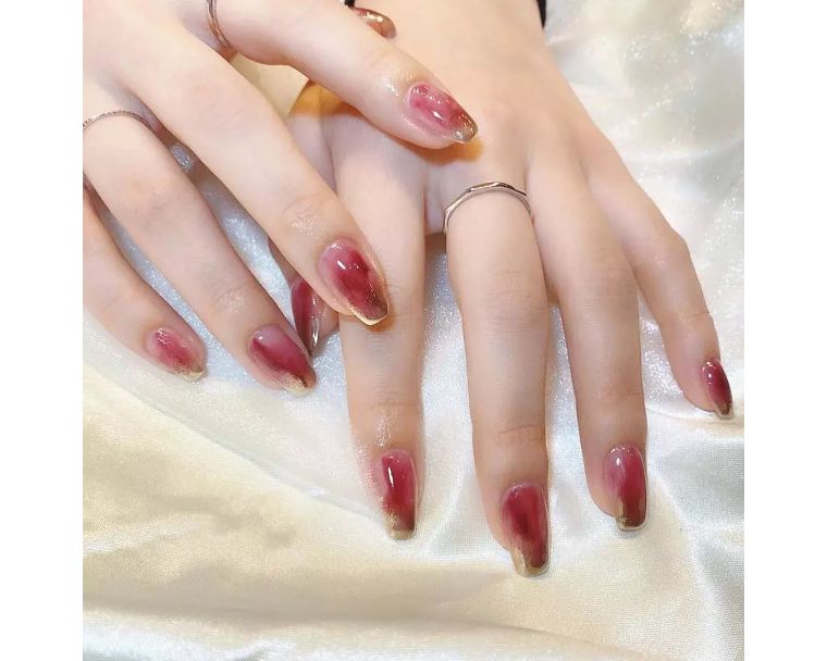 美甲|如果夏天对你不温柔，那你可以试试这些温柔又高贵的美甲嘛