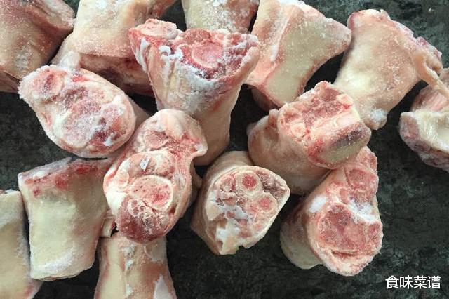 猪蹄|农村集市的冷冻猪蹄很便宜，一斤才卖8块钱，个又大，哪里来的？