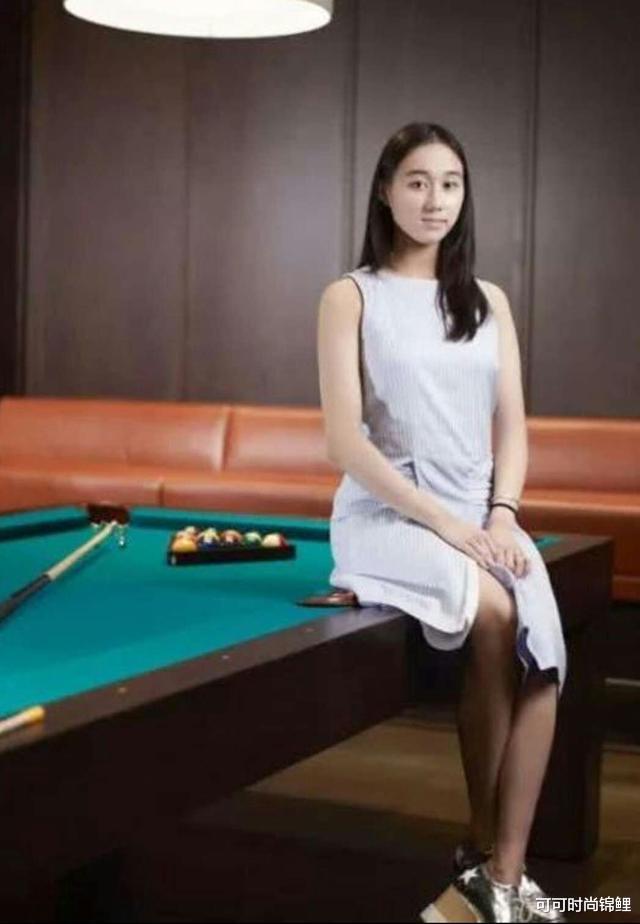 何超欣■与赌王相差78岁！最小女儿何超欣初显名媛范，同框姚安娜颜值抢镜